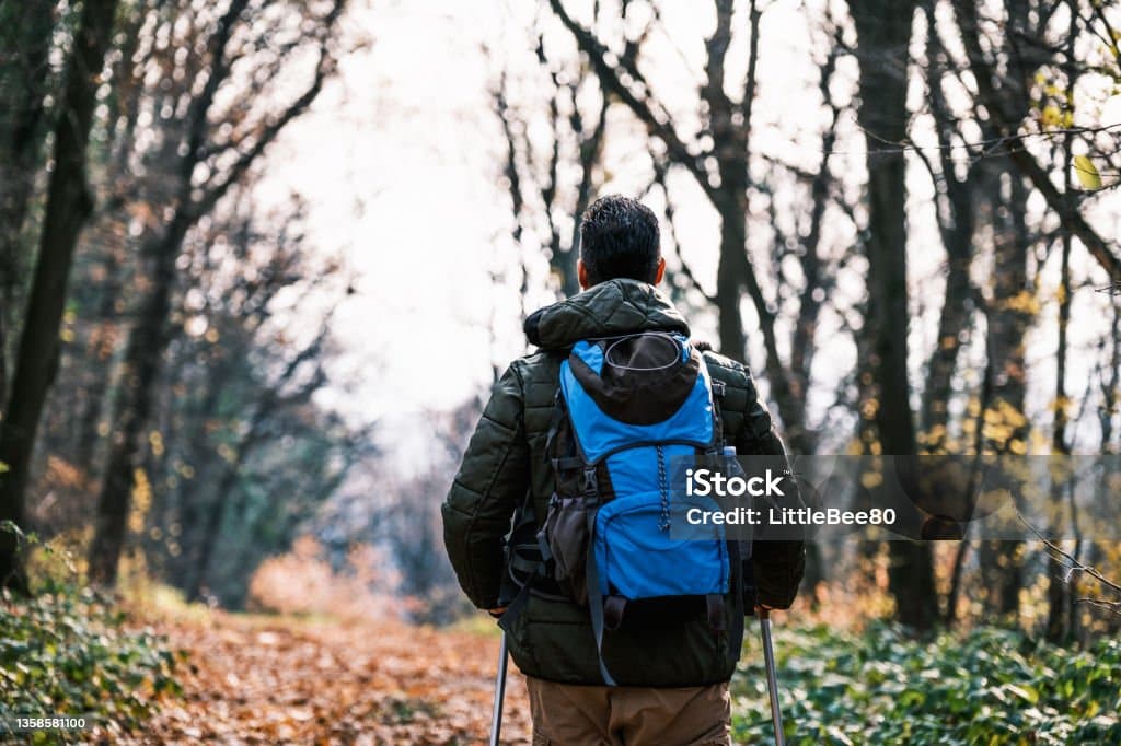 A man hiking with a big bagpack.